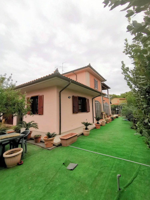 Porzione terratetto di villa bifamiliare in vendita a Gavorrano