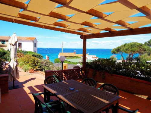 Bel complesso immobiliare suddiviso in cinque appartamenti a 50 metri dal mare in vendita a Marciana