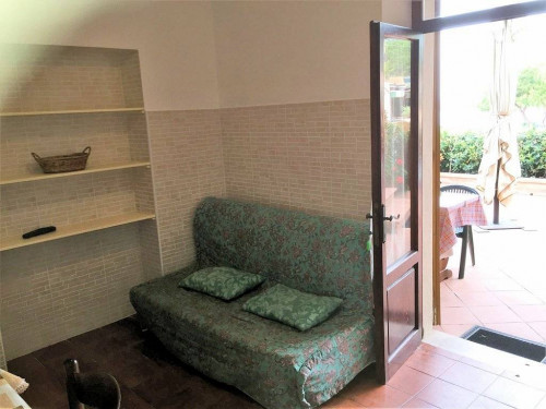 Bel complesso immobiliare suddiviso in cinque appartamenti a 50 metri dal mare in vendita a Marciana