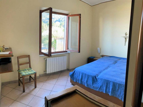 Bel complesso immobiliare suddiviso in cinque appartamenti a 50 metri dal mare in vendita a Marciana