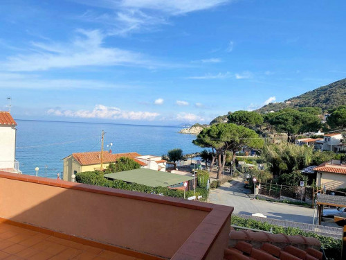 Bel complesso immobiliare suddiviso in cinque appartamenti a 50 metri dal mare in vendita a Marciana