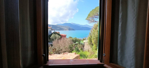 Villa singola con giardino a pochi metri dal mare in vendita a Portoferraio