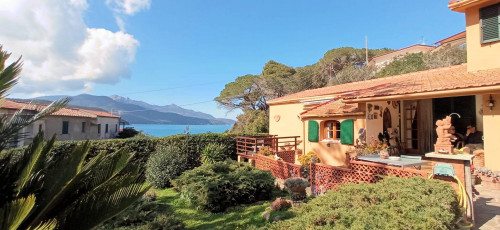 Villa singola con giardino a pochi metri dal mare in vendita a Portoferraio