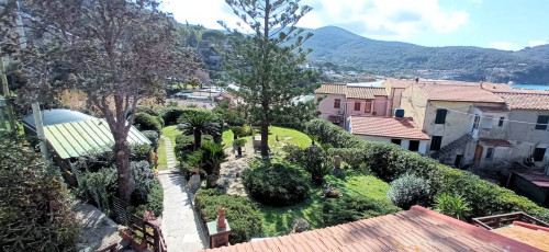 Villa singola con giardino a pochi metri dal mare in vendita a Portoferraio