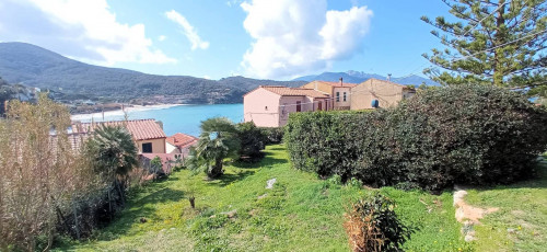 Villa singola con giardino a pochi metri dal mare in vendita a Portoferraio