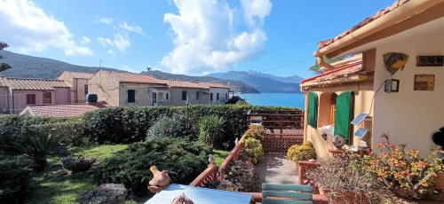 Villa singola con giardino a pochi metri dal mare in vendita a Portoferraio