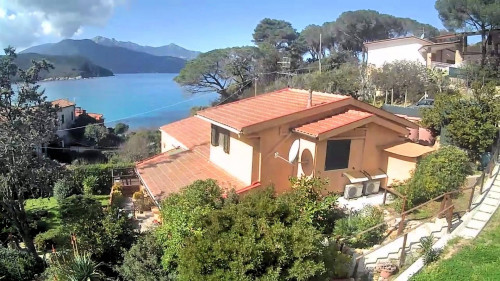 Villa singola con giardino a pochi metri dal mare in vendita a Portoferraio