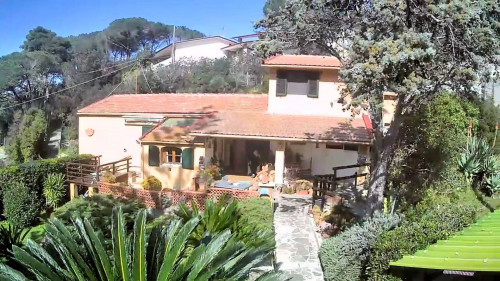 Villa singola con giardino a pochi metri dal mare in vendita a Portoferraio
