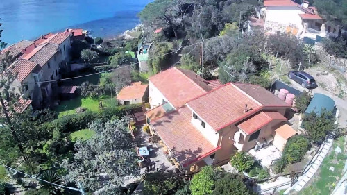 Villa singola con giardino a pochi metri dal mare in vendita a Portoferraio