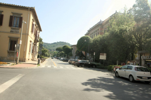 Palazzina composta da tre appartamenti un fondo commerciale e un ufficio tutti locati in vendita a Montecatini-Terme