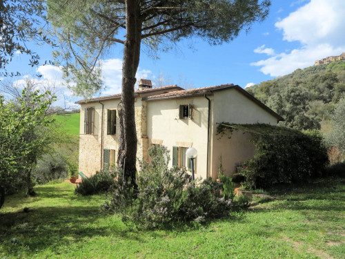 Bel casale ristrutturato in posizione panoramica con ampio terreno in vendita a Civitella Paganico