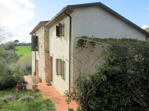 Bel casale ristrutturato in posizione panoramica con ampio terreno in vendita a Civitella Paganico
