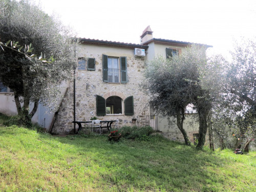 Bel casale ristrutturato in posizione panoramica con ampio terreno in vendita a Civitella Paganico