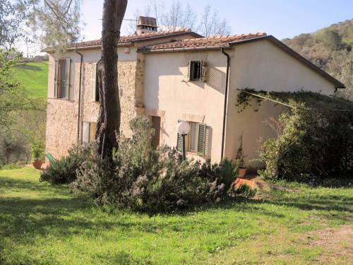 Bel casale ristrutturato in posizione panoramica con ampio terreno in vendita a Civitella Paganico