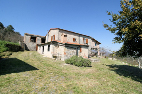Complesso immobiliare in stile rustico Toscano in posizione panoramica in vendita a Roccastrada