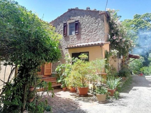 Agriturismo in antico borgo ristrutturato con parco e piscina in vendita a Roccastrada