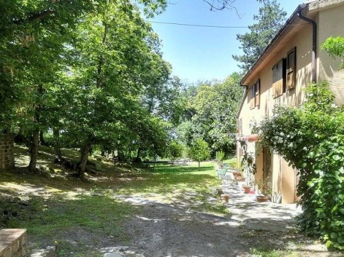 Agriturismo in antico borgo ristrutturato con parco e piscina in vendita a Roccastrada
