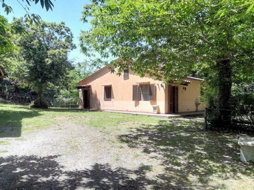 Agriturismo in antico borgo ristrutturato con parco e piscina in vendita a Roccastrada