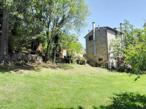 Agriturismo in antico borgo ristrutturato con parco e piscina in vendita a Roccastrada