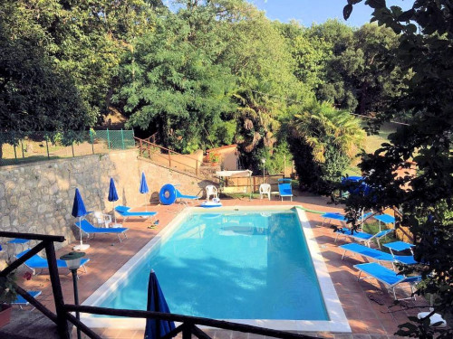 Agriturismo in antico borgo ristrutturato con parco e piscina in vendita a Roccastrada