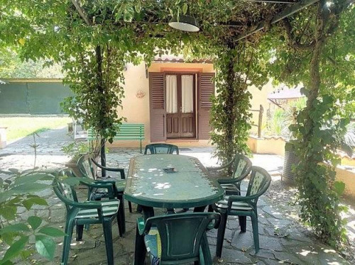 Agriturismo in antico borgo ristrutturato con parco e piscina in vendita a Roccastrada