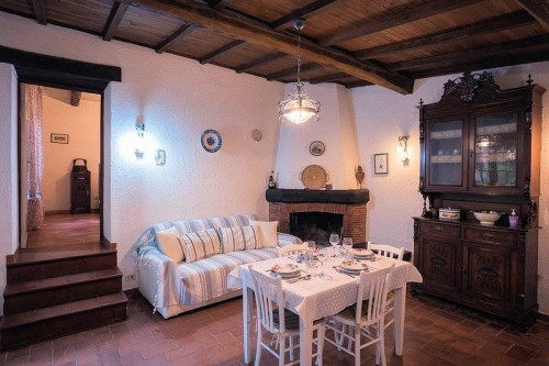 Agriturismo in antico borgo ristrutturato con parco e piscina in vendita a Roccastrada