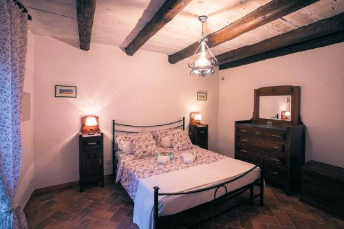 Agriturismo in antico borgo ristrutturato con parco e piscina in vendita a Roccastrada