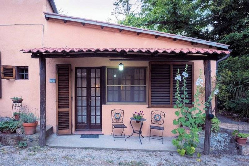 Agriturismo in antico borgo ristrutturato con parco e piscina in vendita a Roccastrada