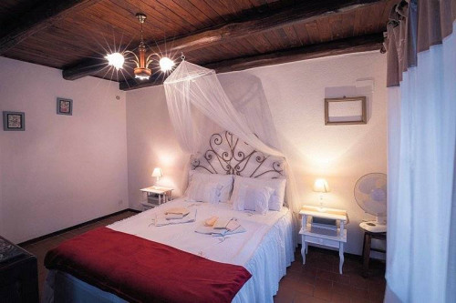 Agriturismo in antico borgo ristrutturato con parco e piscina in vendita a Roccastrada