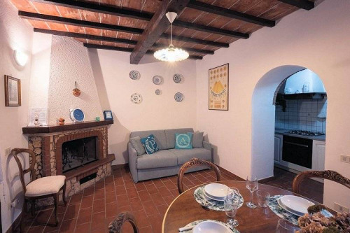 Agriturismo in antico borgo ristrutturato con parco e piscina in vendita a Roccastrada