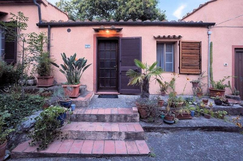 Agriturismo in antico borgo ristrutturato con parco e piscina in vendita a Roccastrada