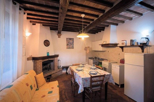 Agriturismo in antico borgo ristrutturato con parco e piscina in vendita a Roccastrada