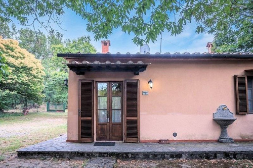 Agriturismo in antico borgo ristrutturato con parco e piscina in vendita a Roccastrada