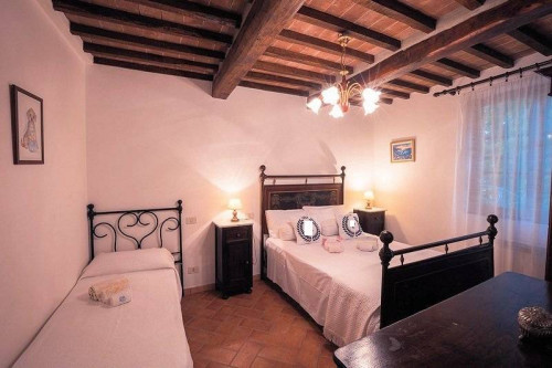 Agriturismo in antico borgo ristrutturato con parco e piscina in vendita a Roccastrada
