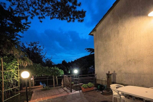 Bella villetta libera su quattro lati con giardino in posizione centrale in vendita a Roccastrada