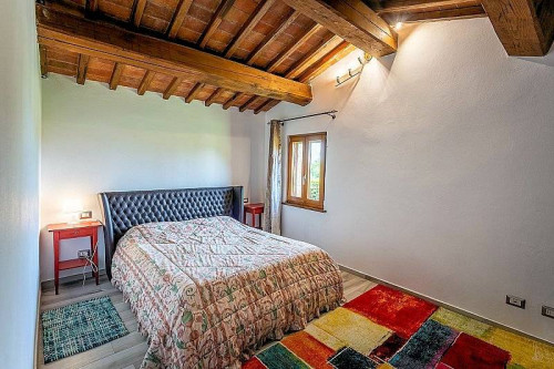Bel casale ristrutturato con ampio terreno pianeggiante in vendita a Montaione