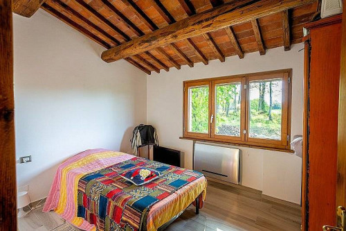 Bel casale ristrutturato con ampio terreno pianeggiante in vendita a Montaione