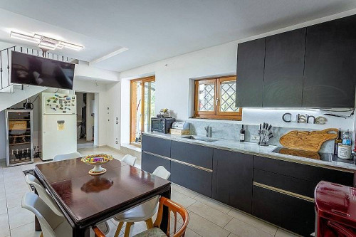 Bel casale ristrutturato con ampio terreno pianeggiante in vendita a Montaione