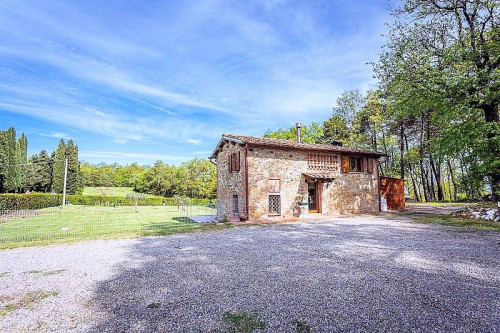 Bel casale ristrutturato con ampio terreno pianeggiante in vendita a Montaione