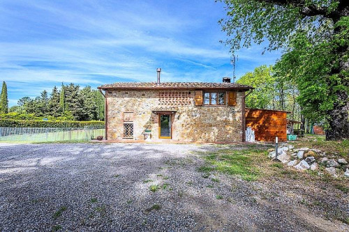 Bel casale ristrutturato con ampio terreno pianeggiante in vendita a Montaione