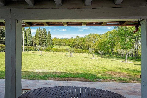 Bel casale ristrutturato con ampio terreno pianeggiante in vendita a Montaione