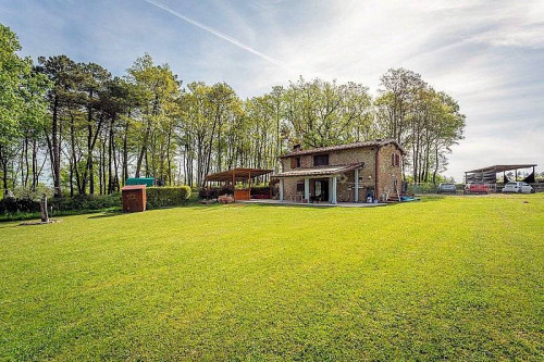 Bel casale ristrutturato con ampio terreno pianeggiante in vendita a Montaione