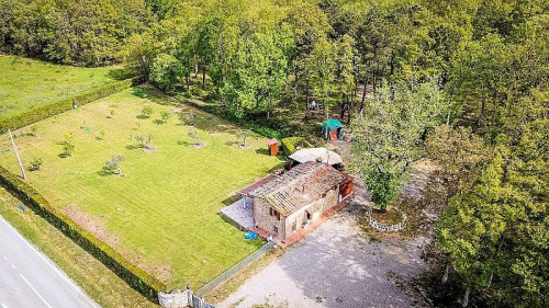 Bel casale ristrutturato con ampio terreno pianeggiante in vendita a Montaione