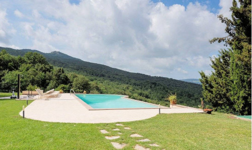 Azienda agricola con villa e piscina in vendita a Lajatico