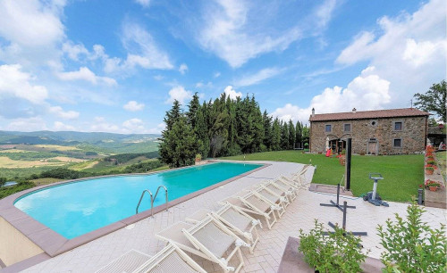 Azienda agricola con villa e piscina in vendita a Lajatico
