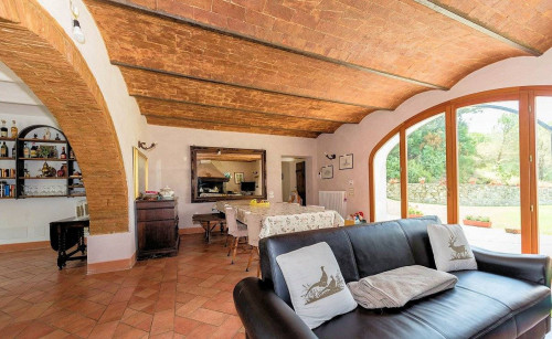 Azienda agricola con villa e piscina in vendita a Lajatico
