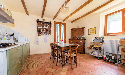 Azienda agricola con villa e piscina in vendita a Lajatico