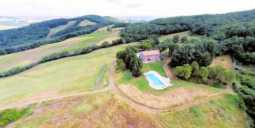 Azienda agricola con villa e piscina in vendita a Lajatico