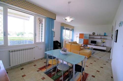 Appartamento ristrutturato di ampia superficie fronte mare con garage in vendita a Viareggio