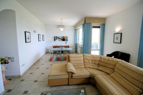 Appartamento ristrutturato di ampia superficie fronte mare con garage in vendita a Viareggio